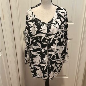 Allyson Whitmore Cardigan Top Snap Front. Black & White Tropical design. Size 2X